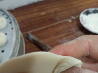 4、家庭版鲜肉包,右手大拇指放在里面，左手大拇指压着馅