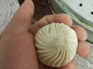 9、家庭版鲜肉包,包完以后，注意整形一下，这样包子就是圆的，就算完成了