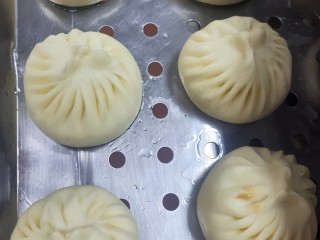 10、家庭版鲜肉包,发大一倍，水烧开蒸十五分钟，中途切记不要打开盖子哦，切记