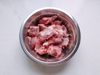 3、冬日温补-萝卜炖排骨,洗好的排骨沥干水分放入盆中