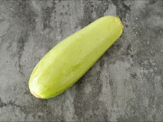 1、西葫芦早餐饼,这就是西葫芦，先来个特写，让大家认识一下，不是那种很大的