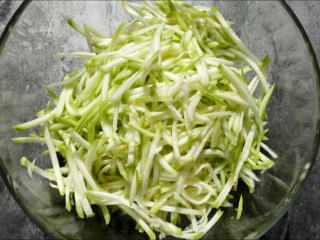 3、西葫芦早餐饼,西葫芦洗净，擦丝