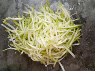 4、西葫芦早餐饼,擦好的西葫芦丝中加入少许盐杀出水份