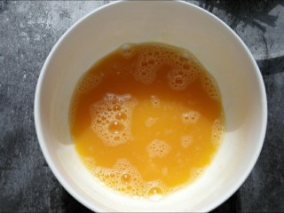 5、西葫芦早餐饼,鸡蛋加少许料酒打散