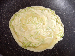 7、西葫芦早餐饼,锅烧热，刷一层食用油，放入拌好的西葫芦丝蛋糊，晃动锅，摊开，小火慢煎