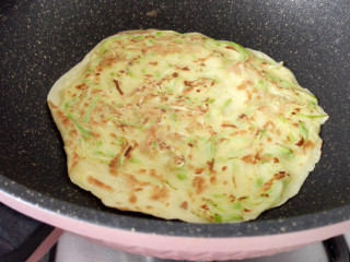 8、西葫芦早餐饼,一面煎好后，翻面煎另一面，两面均煎至金黄色即可，香喷喷的早餐饼就做好了