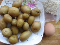 1、香炸土豆球,准备食材。