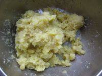 3、香炸土豆球,将小土豆碾成泥状，加入一勺料酒，适量盐，一小匙胡椒粉备用。