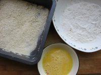 4、香炸土豆球,准备面包渣，面粉，一个鸡蛋打散备用。