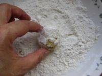 6、香炸土豆球,均匀沾在面粉。