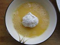 7、香炸土豆球,再沾满蛋液。