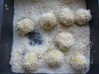 8、香炸土豆球,再沾上面包渣。