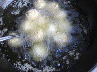 9、香炸土豆球,入油锅中炸制。