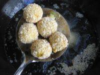10、香炸土豆球,至土豆球表层金黄，捞出。