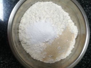 2、入口即化,喷香无比,非常好吃的桃酥,面粉加入泡打粉,发酵粉搅拌均匀