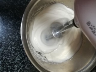 3、入口即化,喷香无比,非常好吃的桃酥,猪油用电动打蛋器打发,非常快,不到一分钟就可以了