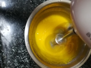 5、入口即化,喷香无比,非常好吃的桃酥,打发蛋黄