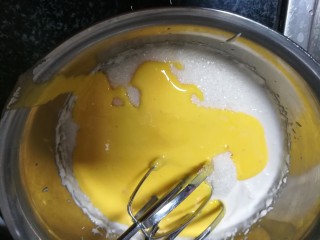 6、入口即化,喷香无比,非常好吃的桃酥,在猪油里面加入蛋液