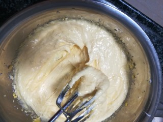 7、入口即化,喷香无比,非常好吃的桃酥,搅拌均匀,为了口感更好,我特地不等白糖溶化,这样吃起来有白糖的沙沙声,感觉一级棒。