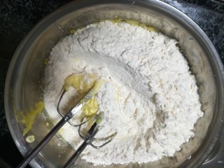 8、入口即化,喷香无比,非常好吃的桃酥,加入面粉,继续搅拌