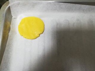 12、入口即化,喷香无比,非常好吃的桃酥,拿一个做好的圆溜溜,按在烤盘上轻轻一压,就变成扁圆形了