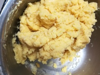 9、入口即化,喷香无比,非常好吃的桃酥,搅拌成这样的糊糊。这时候用手揉搓,让它变成面团。