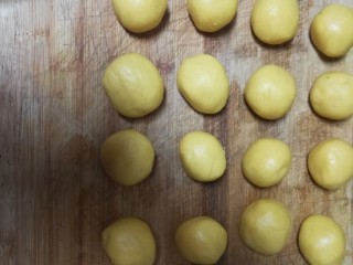 10、入口即化,喷香无比,非常好吃的桃酥,分成16等分,主要是看自己烤盘大小啊,16个刚刚好,我们家的。