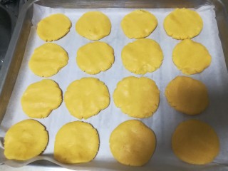 13、入口即化,喷香无比,非常好吃的桃酥,全部变成扁圆形啦