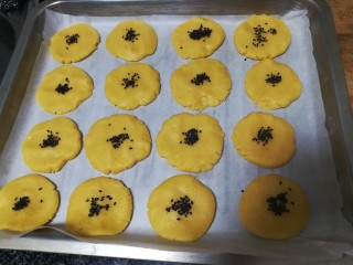 14、入口即化,喷香无比,非常好吃的桃酥,最后在中间撒上一些黑芝麻,颜值超高是不是?