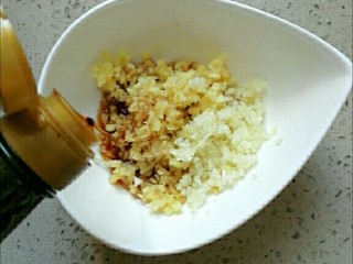 1、盐水皮皮虾,煮皮皮虾的时候可以做个蘸料，姜、蒜切末、加入生抽，醋，