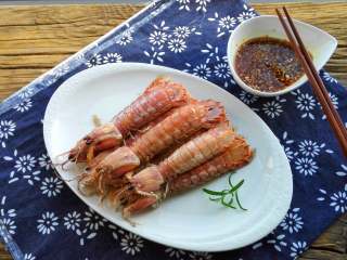 3、盐水皮皮虾,煮好的皮皮虾捞出，蘸料吃即可