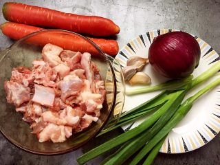 1、胡萝卜烧土鸭,准备材料如图。