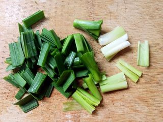 2、胡萝卜烧土鸭,将蒜苗切成小段。