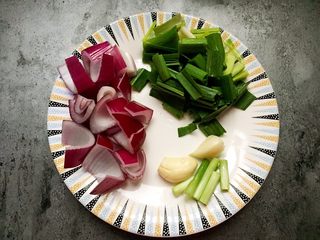 3、胡萝卜烧土鸭,配菜切好如图。