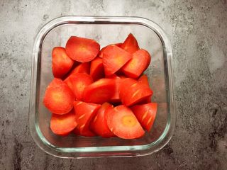 4、胡萝卜烧土鸭,胡萝卜切滚刀块。