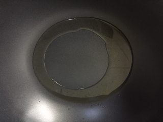 5、胡萝卜烧土鸭,热锅倒油烧至八成热。