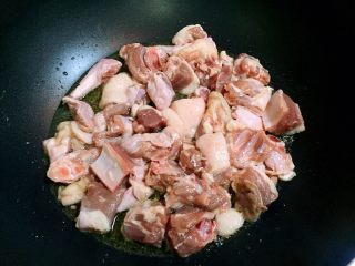 6、胡萝卜烧土鸭,倒入鸭肉煸炒出水份。