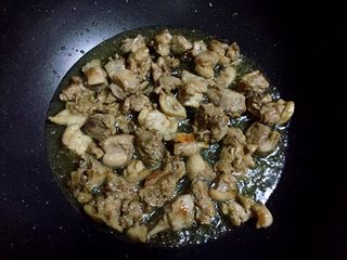 7、胡萝卜烧土鸭,鸭肉煸炒出油至如图所示就可以了。