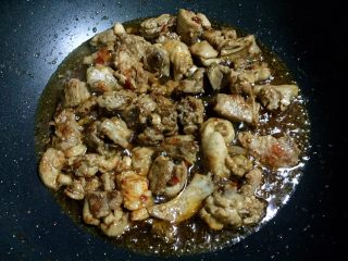 8、胡萝卜烧土鸭,加入适量豆瓣酱炒出香味。