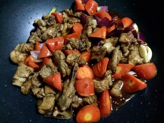 11、胡萝卜烧土鸭,再加入适量盐、生抽和醋翻炒均匀。