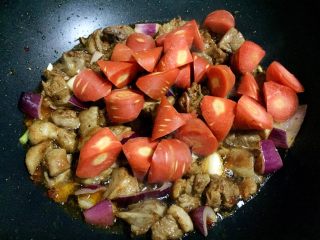 10、胡萝卜烧土鸭,放入胡萝卜翻炒均匀。