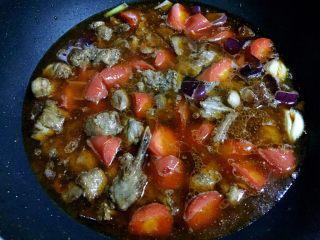 12、胡萝卜烧土鸭,加入适量清水煮开。