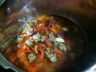 13、胡萝卜烧土鸭,倒入高压锅中上汽后压15分钟。