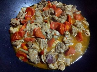 14、胡萝卜烧土鸭,压好的鸭肉再倒入炒锅中。