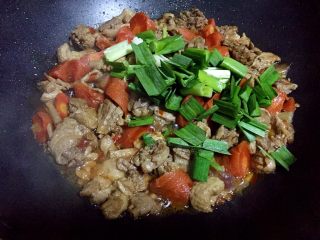 15、胡萝卜烧土鸭,倒入蒜苗炒断生即可出锅。