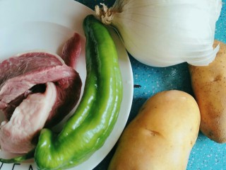 1、牛肉炖土豆,准备所有食材