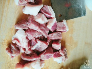 2、牛肉炖土豆,牛肉洗干净切小块