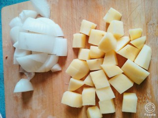 3、牛肉炖土豆,土豆去皮洗干净,切小块,洋葱也切小块