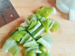 4、牛肉炖土豆,青辣椒切片
