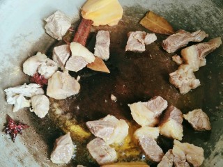 7、牛肉炖土豆,然后加入牛肉煸炒